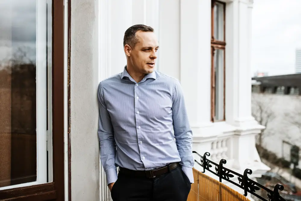 Dr. Artur Barczewski auf dem Balkon der Kanzlei in Frankfurt (Oder)