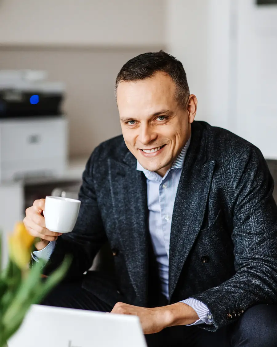 Dr. Artur Barczewski mit Kaffee am Laptop