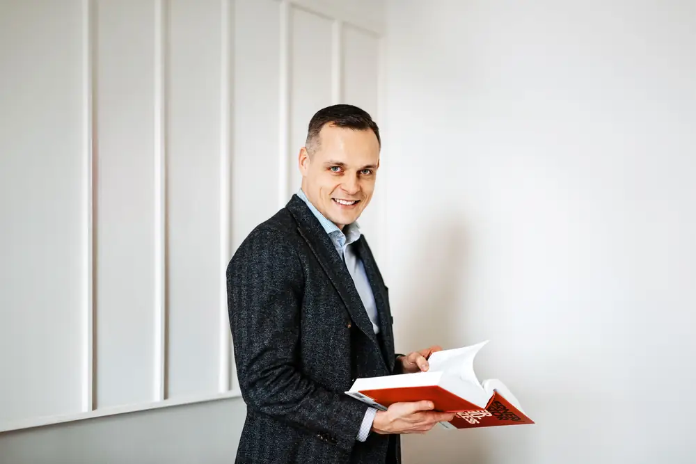 Dr. Artur Barczewski mit Fachliteratur