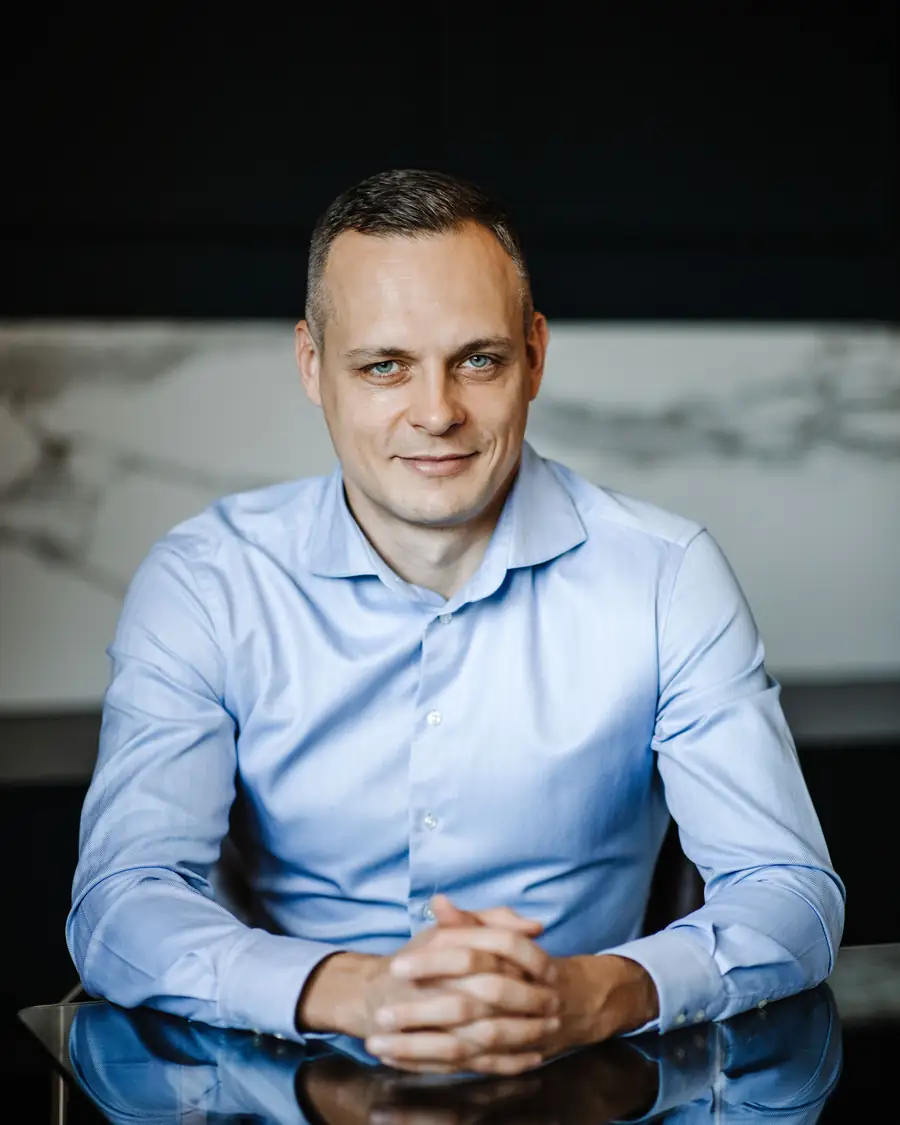 Dr. Artur Barczewski am Schreibtisch