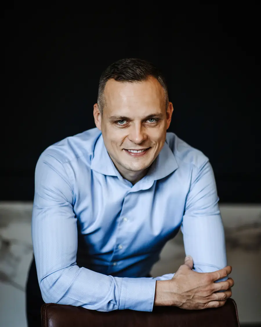 Dr. Artur Barczewski am Schreibtisch