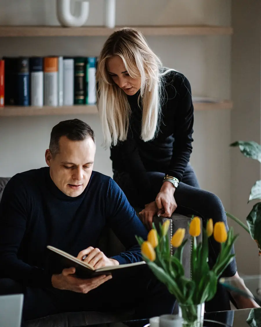 Dr. Artur Barczewski und Dr. Karolina Wróblewska prüfen Unterlagen