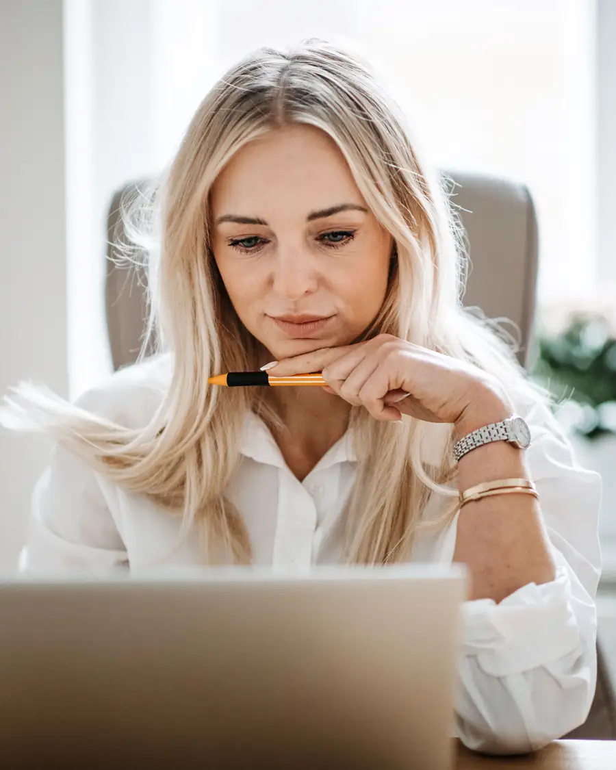 Dr. Karolina Wróblewska am Laptop