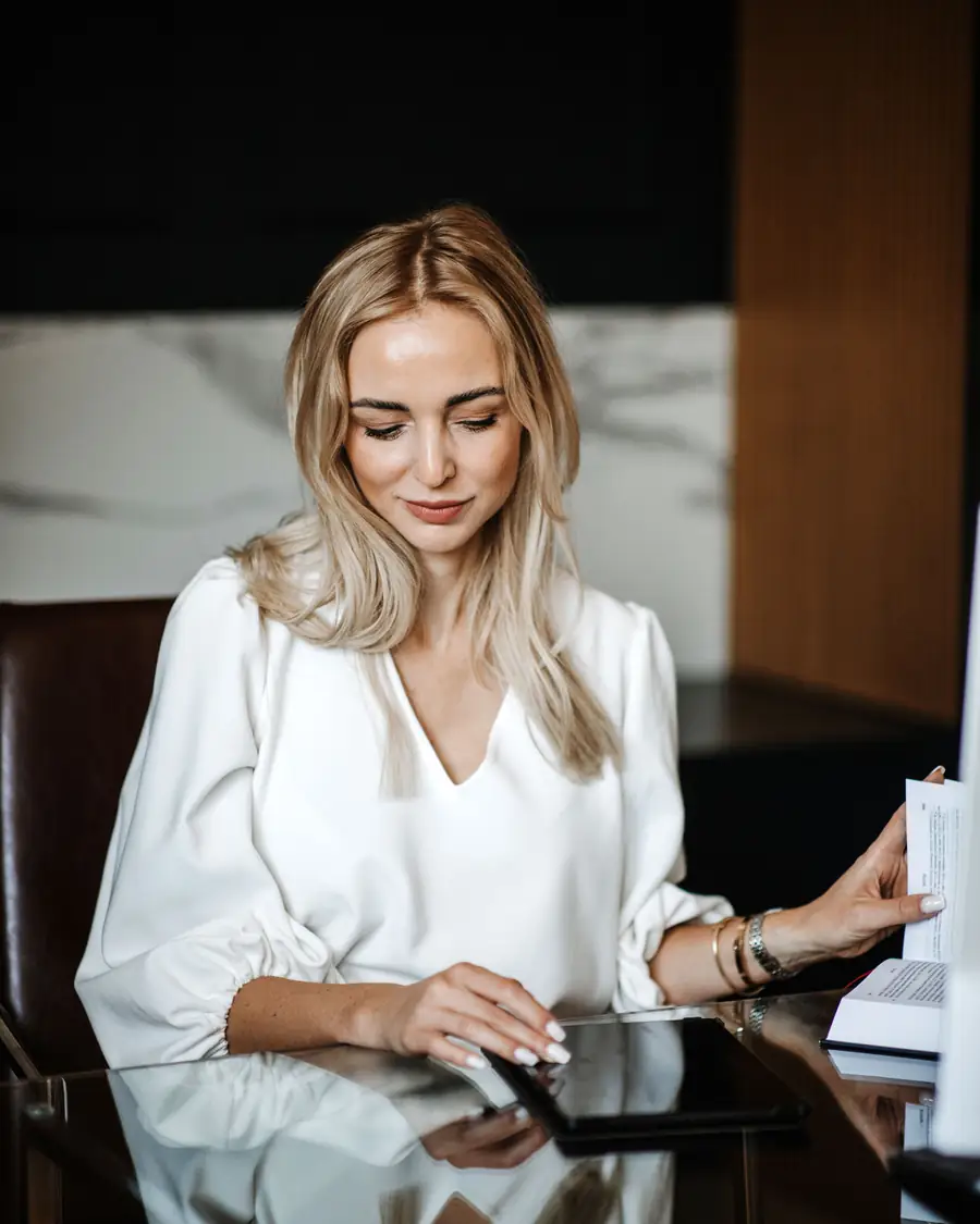 Dr. Karolina Wróblewska prüft Unterlagen am Schreibtisch
