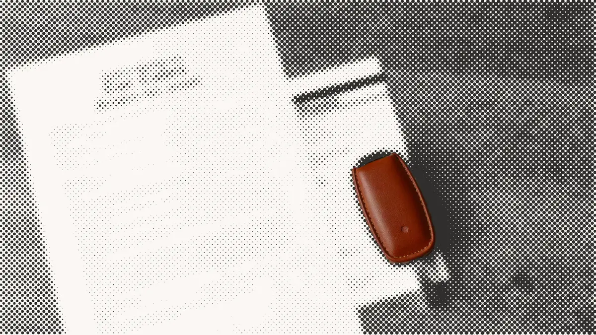 Autoschlüssel auf Kaufvertrag und Werkstattrechnung, Illustration zum Beitrag über arglistige Täuschung beim Autokauf